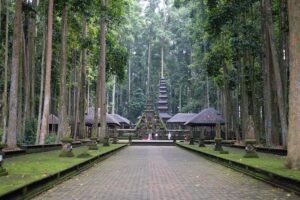 2-Day Private Sightseeing Tour of Bali with Hotel Pickup - Day 2: royal temple gardens, Twin Waterfalls, and Ulun Danu on Lake Beratan
