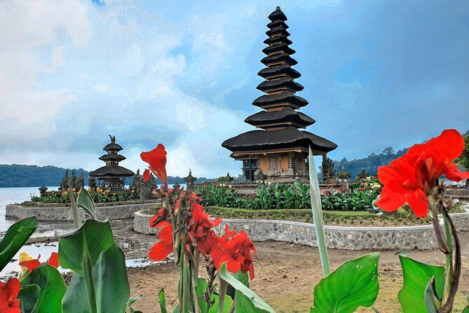 All inclusive Private 3 day tours package : Bali highlights - Day 2: Tanah Lot, Ulun Danu Bratan, and the lake-and-coast contrast