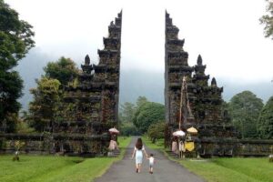 All Inclusive Sekumpul Waterfall Trekking , Handara Gate & Temple - Handara Iconic Gate: fast photos, easy entry, fewer headaches