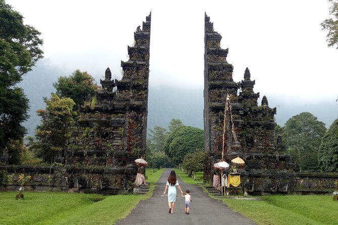 All Inclusive Sekumpul Waterfall Trekking , Handara Gate & Temple - Handara Iconic Gate: fast photos, easy entry, fewer headaches