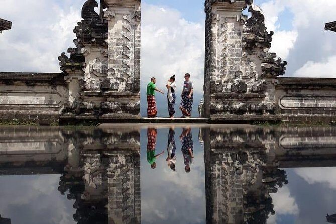 Bali : Instagrams Tour Lempuyang Temple, Tirta Gangga- Tukad Cepung , Tibumana Waterfall - Lempuyang Temple: The Gate of Heaven Photo Stop