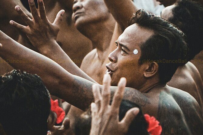 Kecak and Fire Dance Ticket at Uluwatu Temple - Inside the Amphitheater: Free Seating, Crowd Pressure, and Comfort Tips