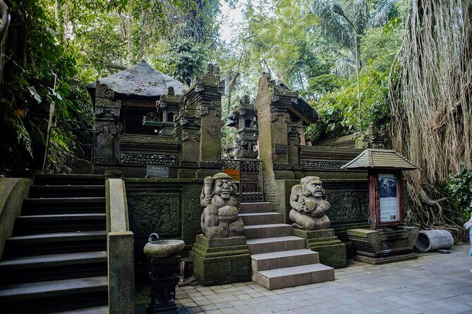 Ubud Small Group Tour: Monkey Forest, Tegalalang Rice Terraces and more - Ubud Traditional Art Market: A Real Lunch Stop for Energy and People-Watching