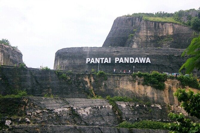 Uluwatu Temple, Beaches and Southern Bali Tour - Entering Uluwatu Temple: Cliff Views, Hot Steps, and Monkey Reality